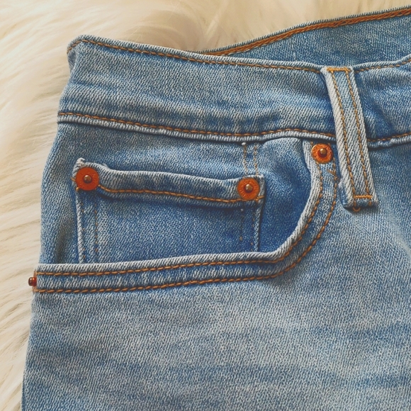 Women's Levi's® High Rise Frayed Hem Jean Shorts Size 32 - Picture 4 of 11